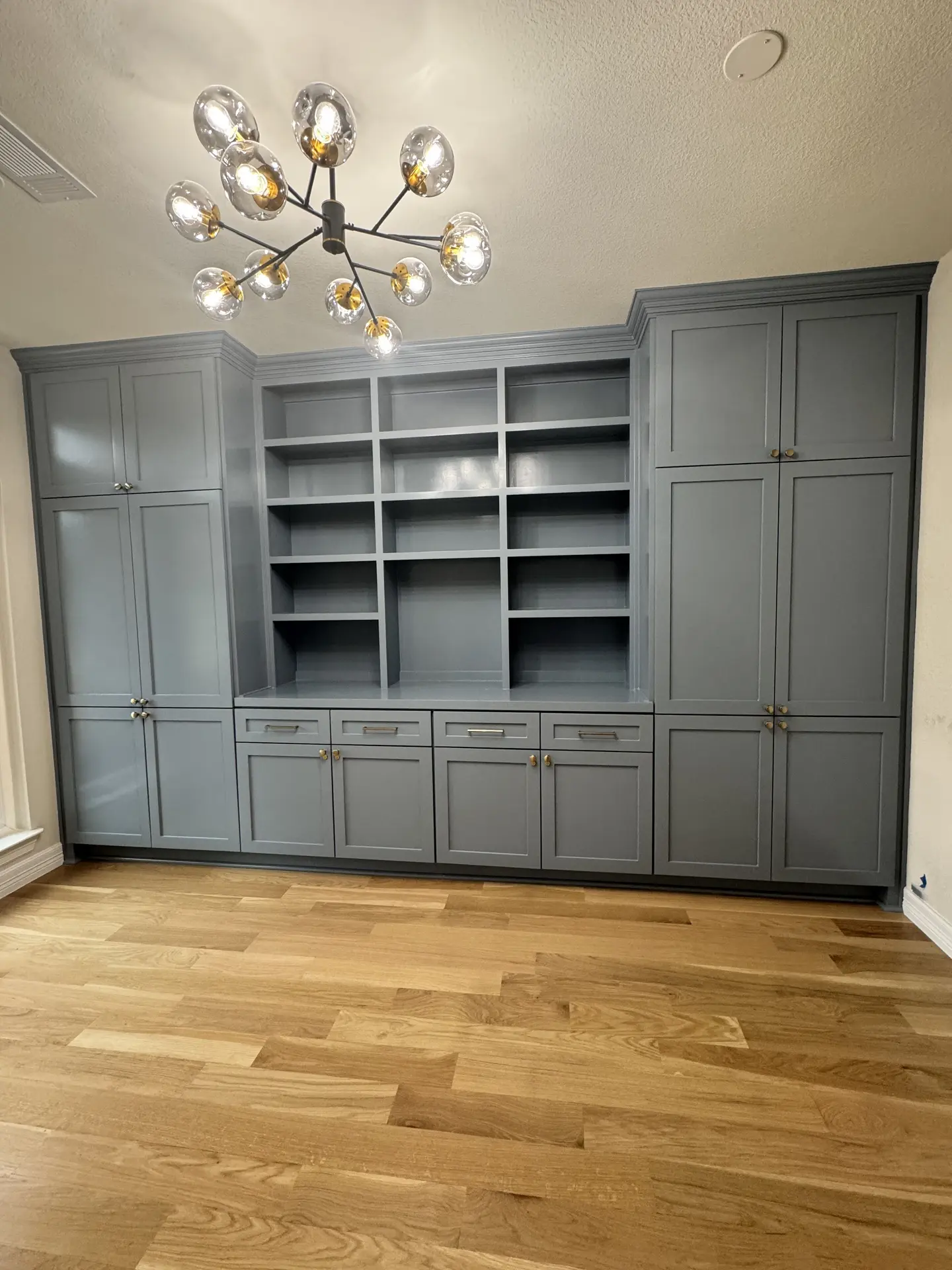 کابینت‌های طوسی با طراحی مدرن و خطوط تمیز