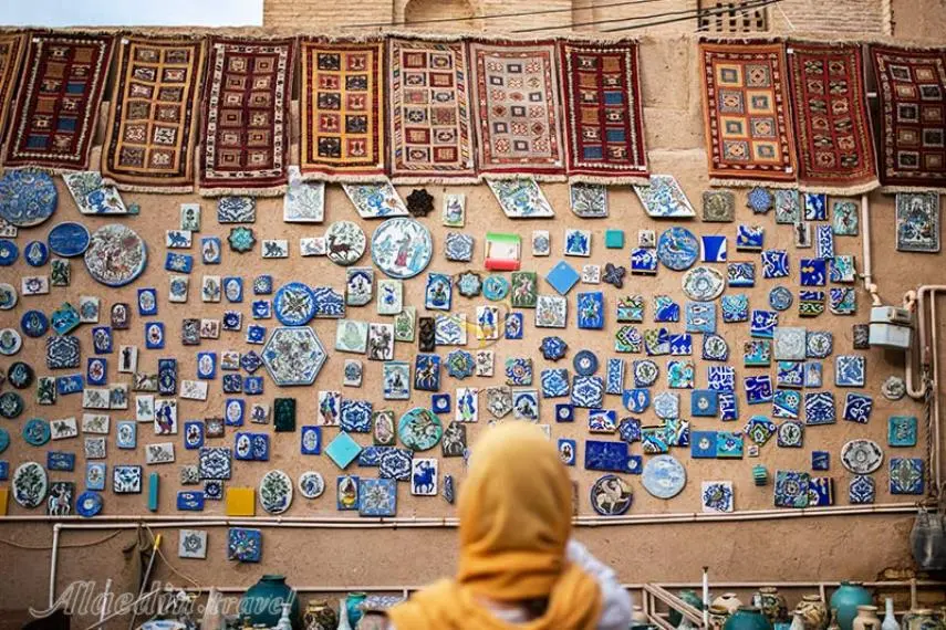 بازار خان یزد با فروشگاه‌های سوغات و صنایع دستی