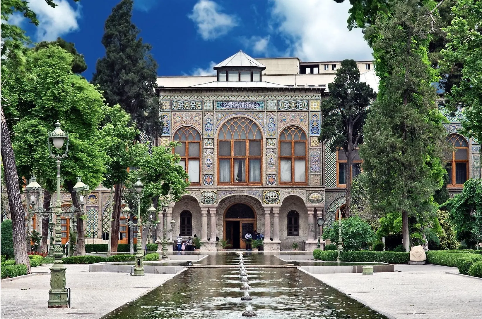 نمایی از تالار آینه کاخ گلستان با تزیینات آینهای و نورپردازی خاص