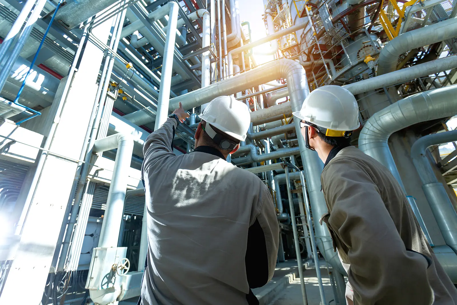 مهندس صنایع در حال بررسی فرآیند تولید در کارخانه