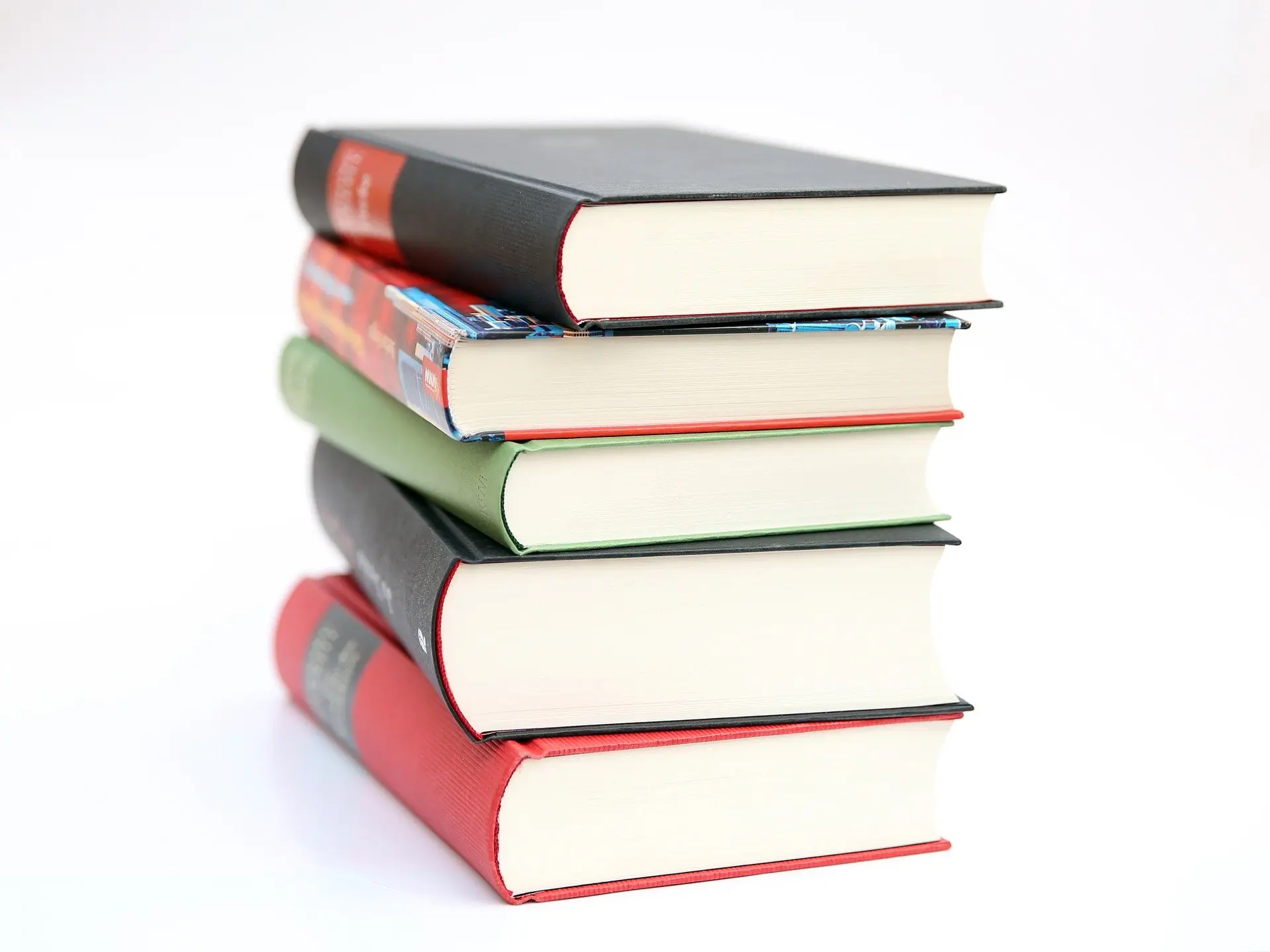 کتابهای مختلف روی قفسه کتاب