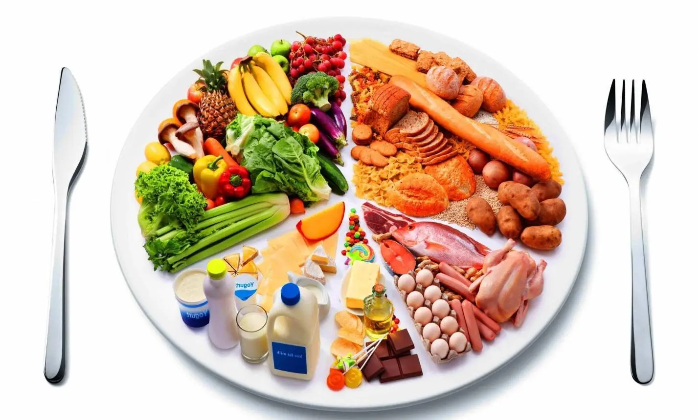 یک صحنهٔ غذایی سالم شامل میوه، سبزیجات، پروتئین و غلات کامل