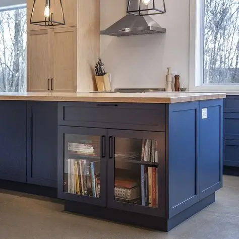 کابینت دو رنگ با ترکیب رنگ‌های گرم و خنثی در آشپزخانه مدرن