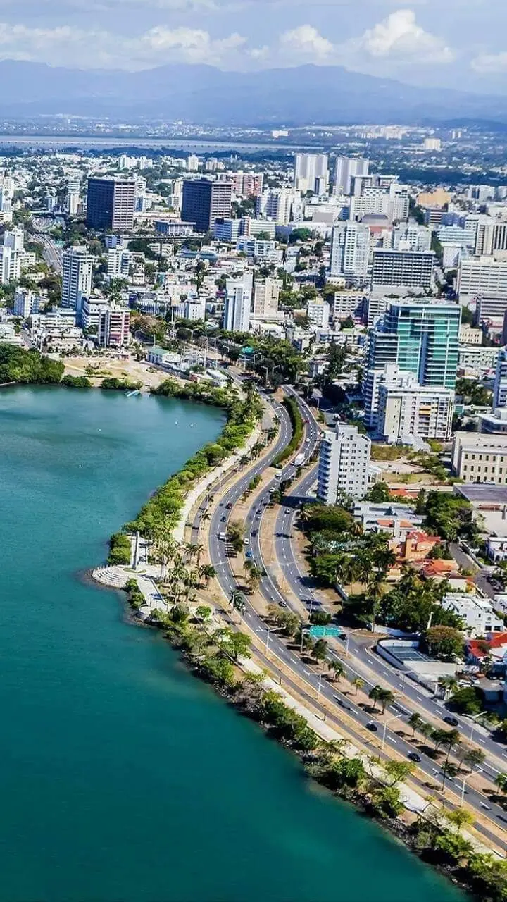 ساحل زیبا و آرام بندر انزلی با آب‌های شفاف و آسمان صاف