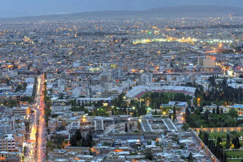 منظره شهر شیراز در هنگام غروب با آسمان صورتی و ساختمان‌های تاریخی