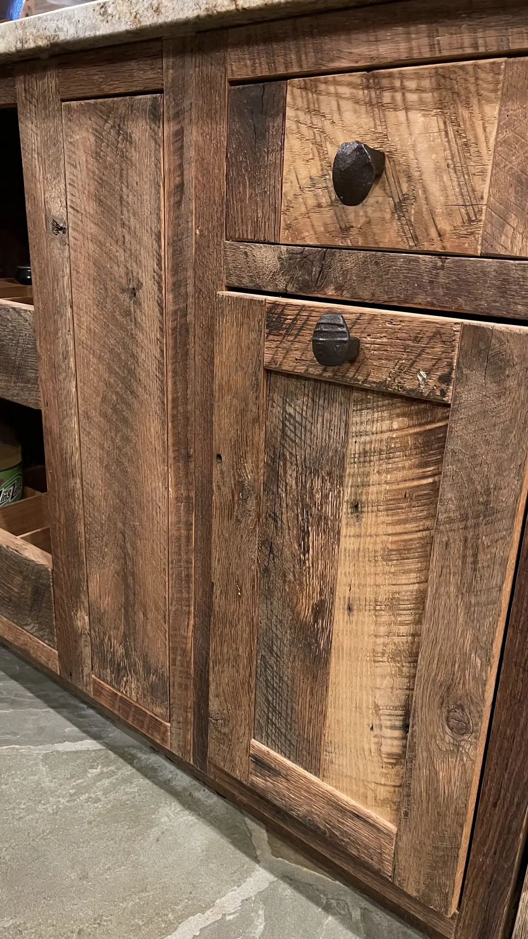نمونه‌ای از کابینت‌های چوبی مدرن با طراحی ساده و خطوط تمیز