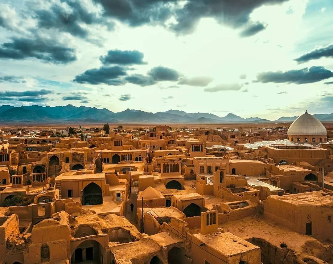 منظره بیابانی دشت لوت با ماسههای طلایی و آسمان بیکران