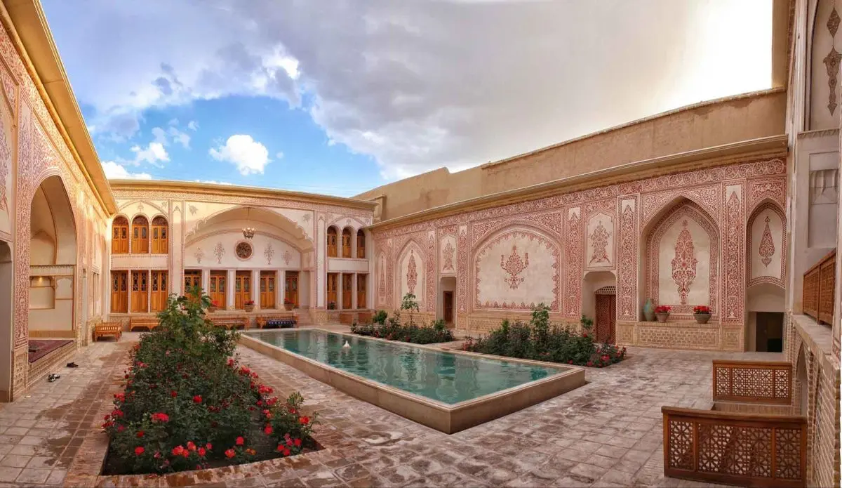 معماری سنتی کاشان با تزیینات زیبا و گچ‌بری