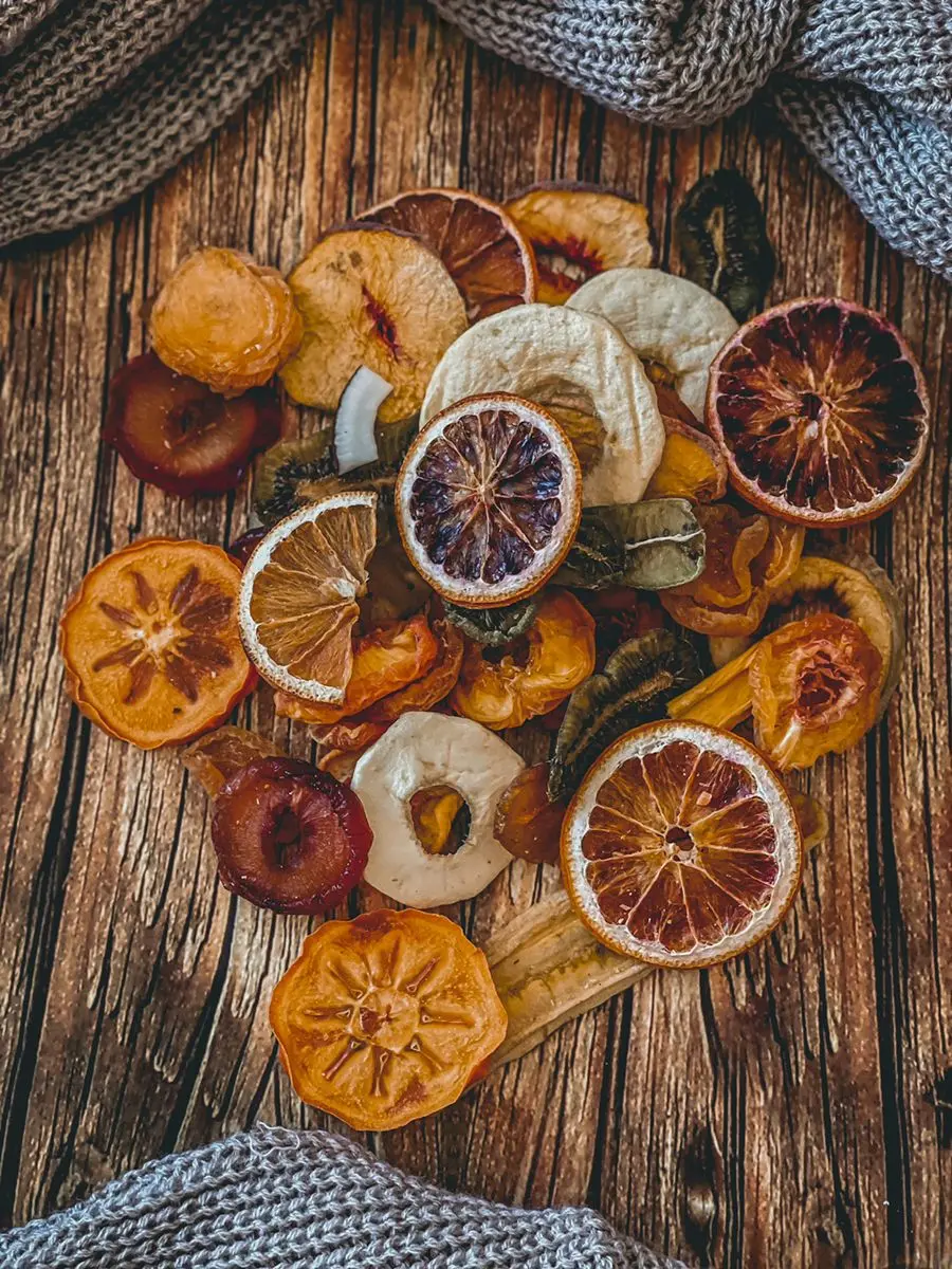 فرآیند خشک کردن میوه‌ها در یک واحد صنعتی