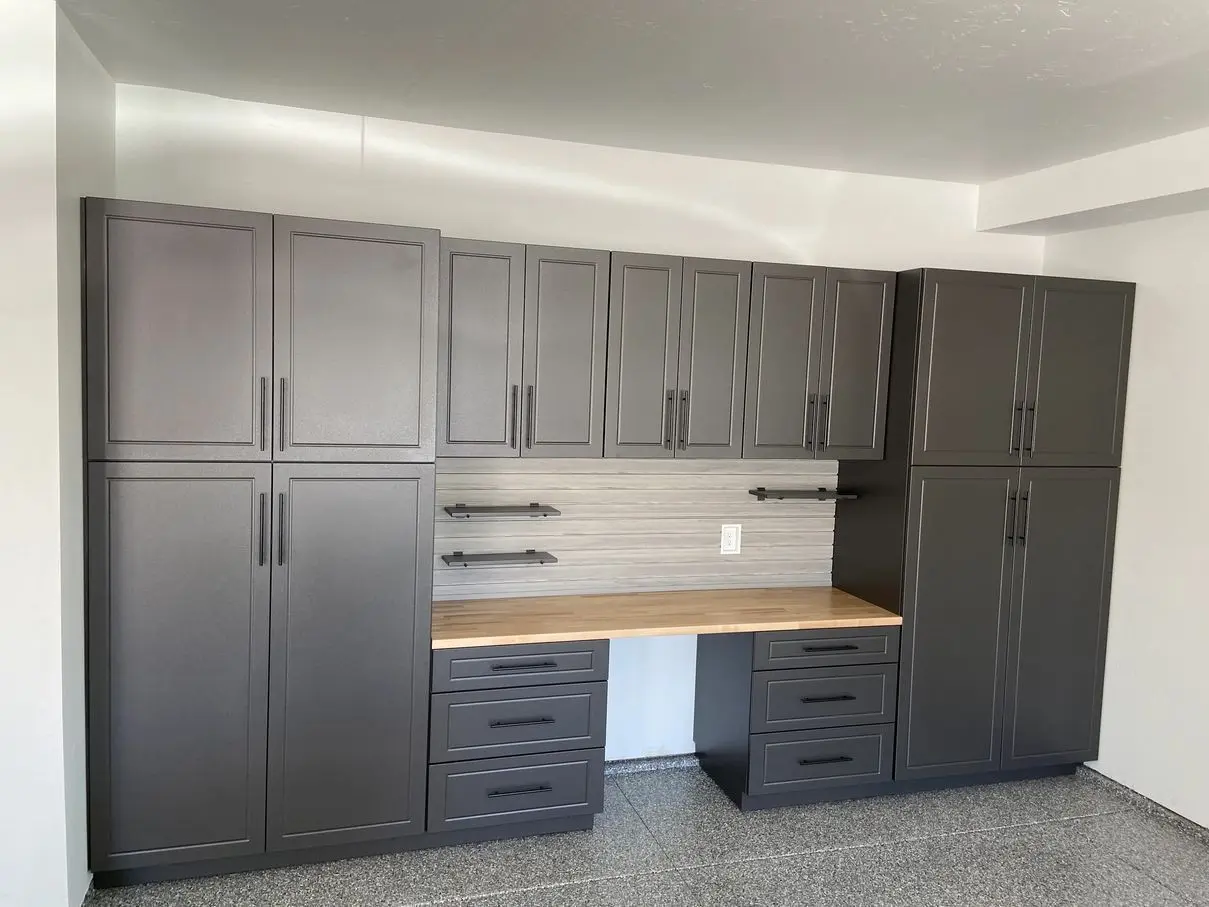 نمونه‌ای از سنگ بین کابینتی با لبه‌داری حرفه‌ای و سطح صاف