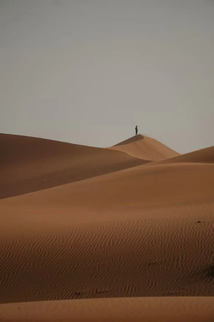 منظره بیابانی ایران با دunes و آسمان پرستاره
