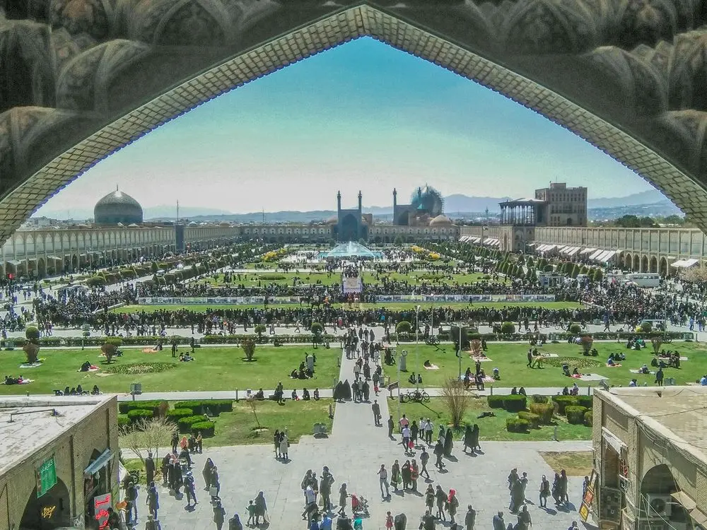 معماری داخلی مسجد شیخ لطف‌الله با کاشی‌کاری‌های زیبا و نورپردازی خاص