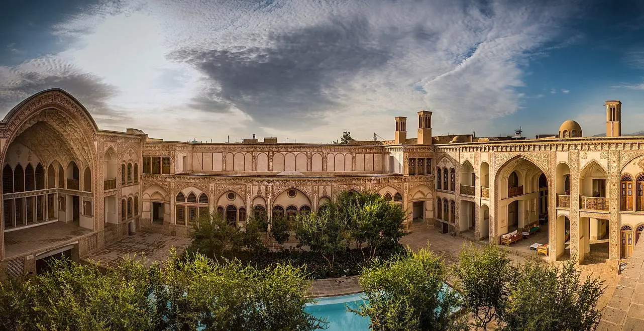 باغ تاریخی کاشان با معماری سنتی و حیاط مرکزی