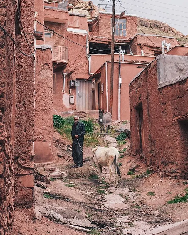 منظره روستای ابیانه با خانه‌های سرخ رنگ و کوه‌های اطراف