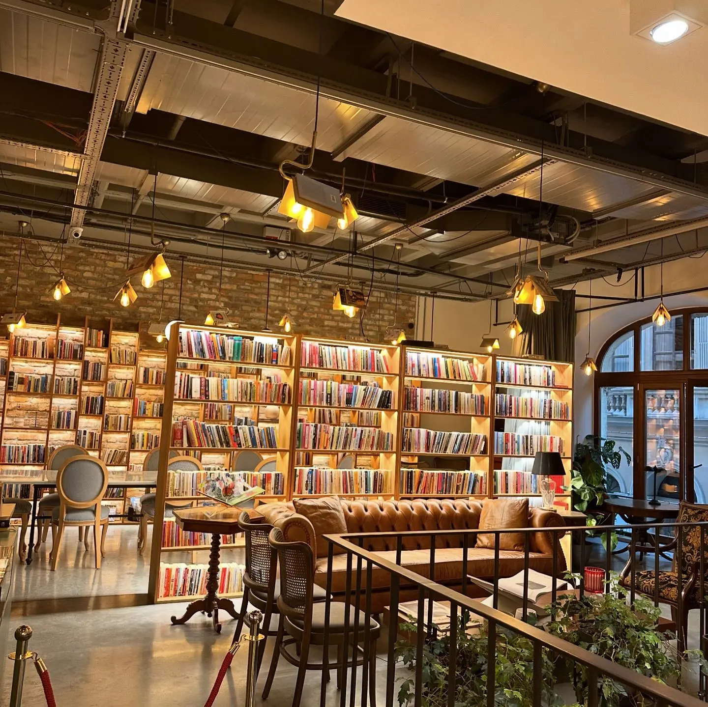 نمونه سازماندهی کتاب‌ها بر اساس ژانر و موضوع در کتابفروشی