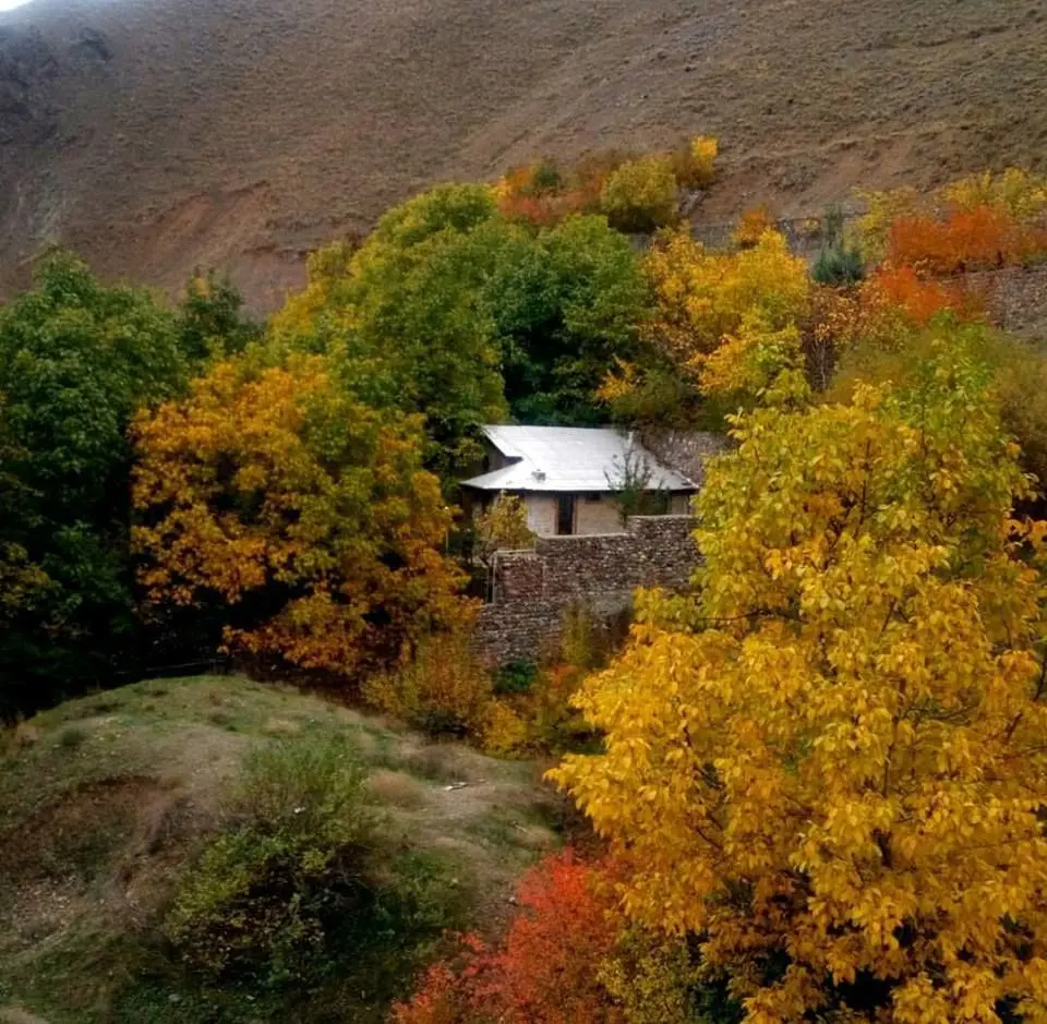جاده برف‌زده فشم در زمستان