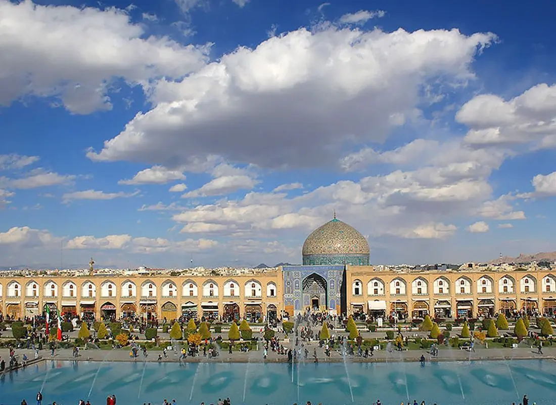 مسجد جامع اصفهان با معماری زیبا و گنبدهای بلند