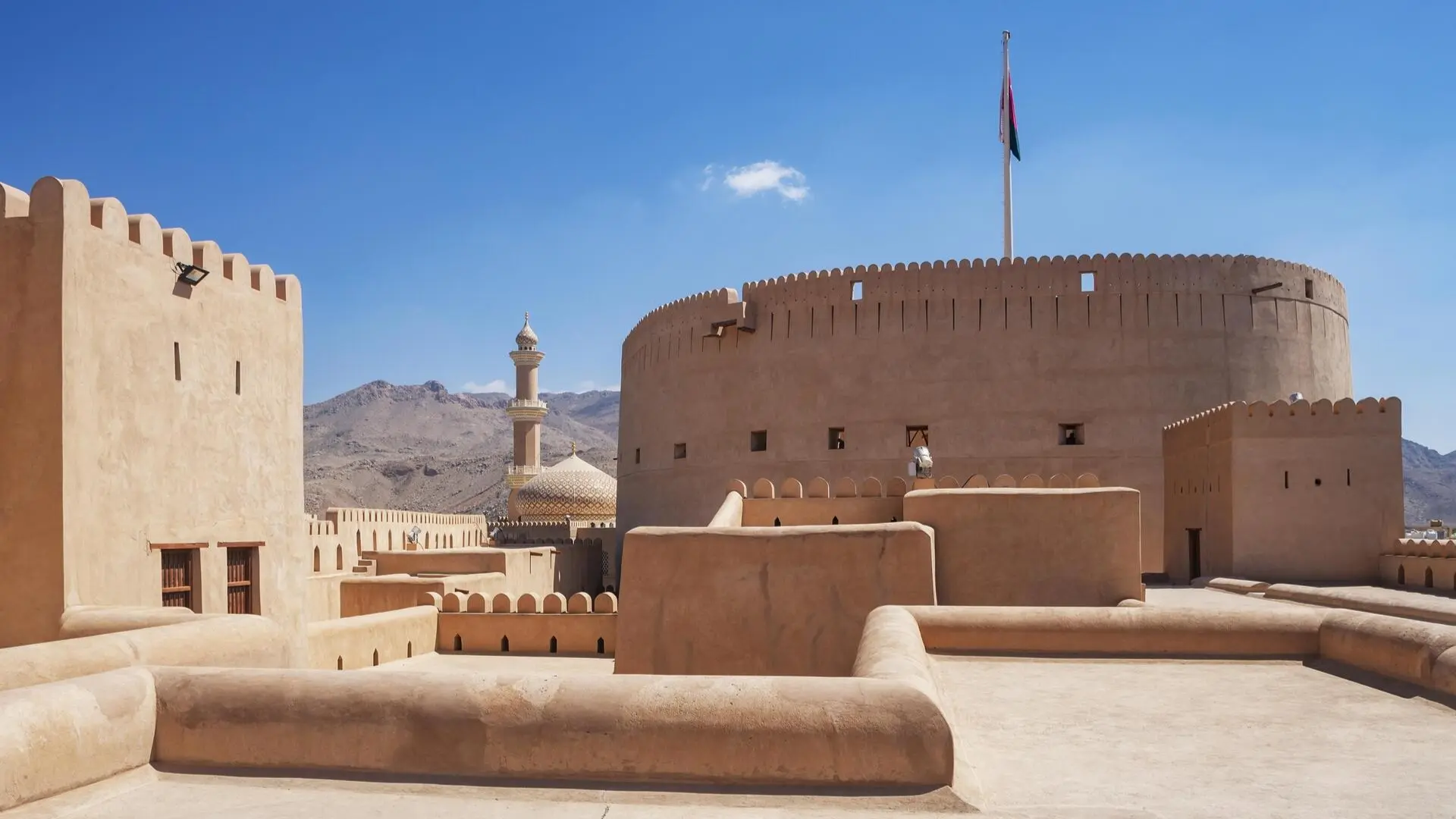 قلعه نزوه با معماری سنتی و نمای بیرونی زیبا