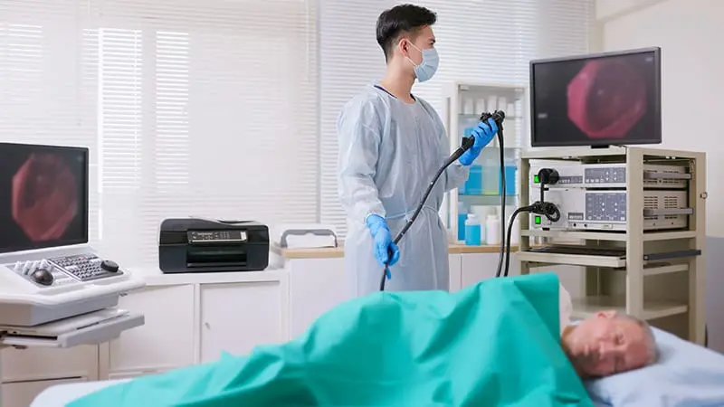 پزشک در حال انجام کولونوسکوپی با استفاده از دستگاه اندوسکوپی