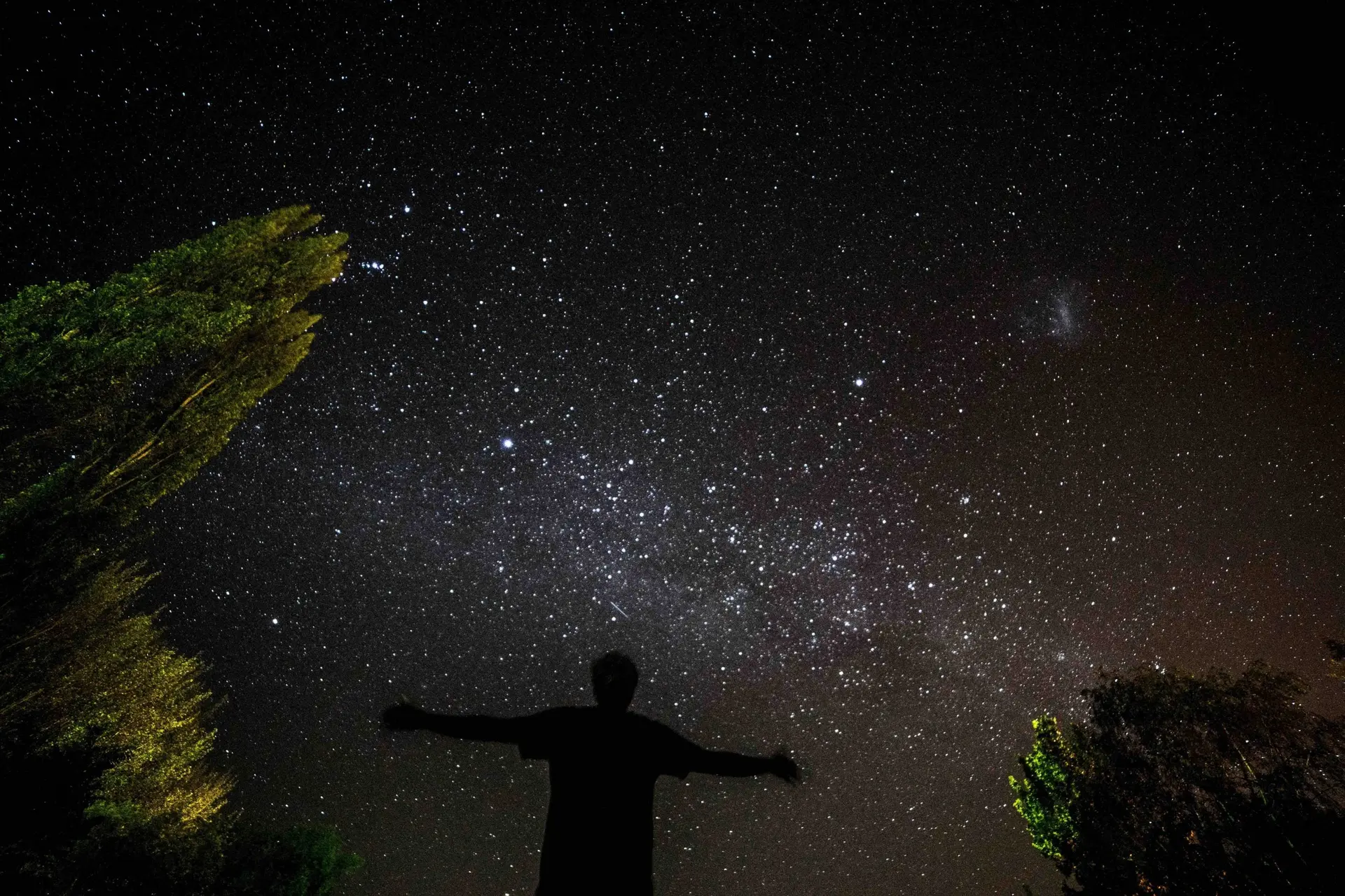 آسمان تاریک شب با ستارگان درخشان و کهکشان راه شیری