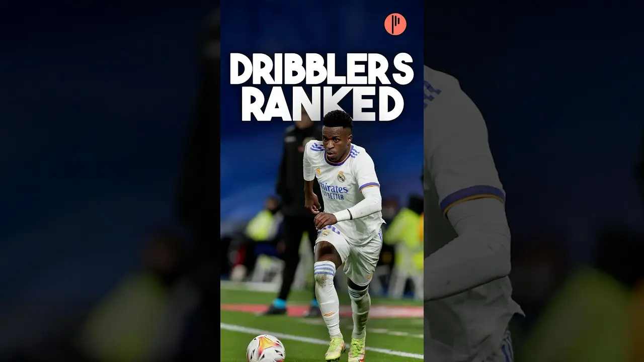 بازیکن فوتبال در حال اجرای دریبل با تغییر جهت سریع
