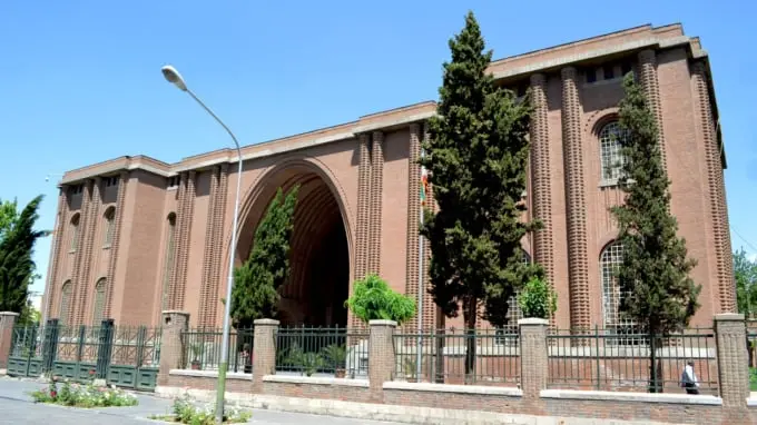 موزه ایران باستان با معماری سنتی و مجموعه‌ای از آثار تاریخی