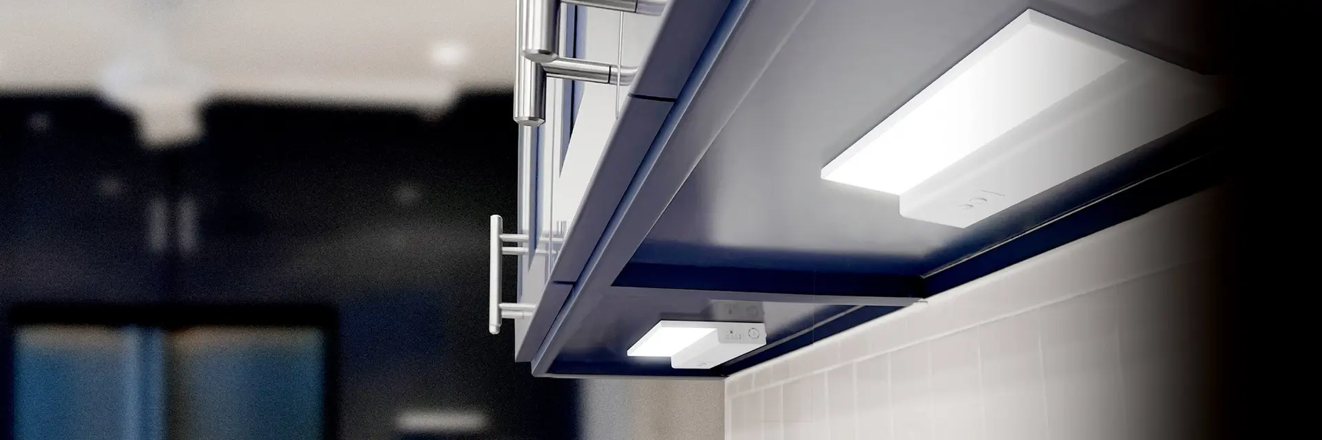نوار LED زیر کابینت نصب شده در آشپزخانه با نور سفید یکنواخت