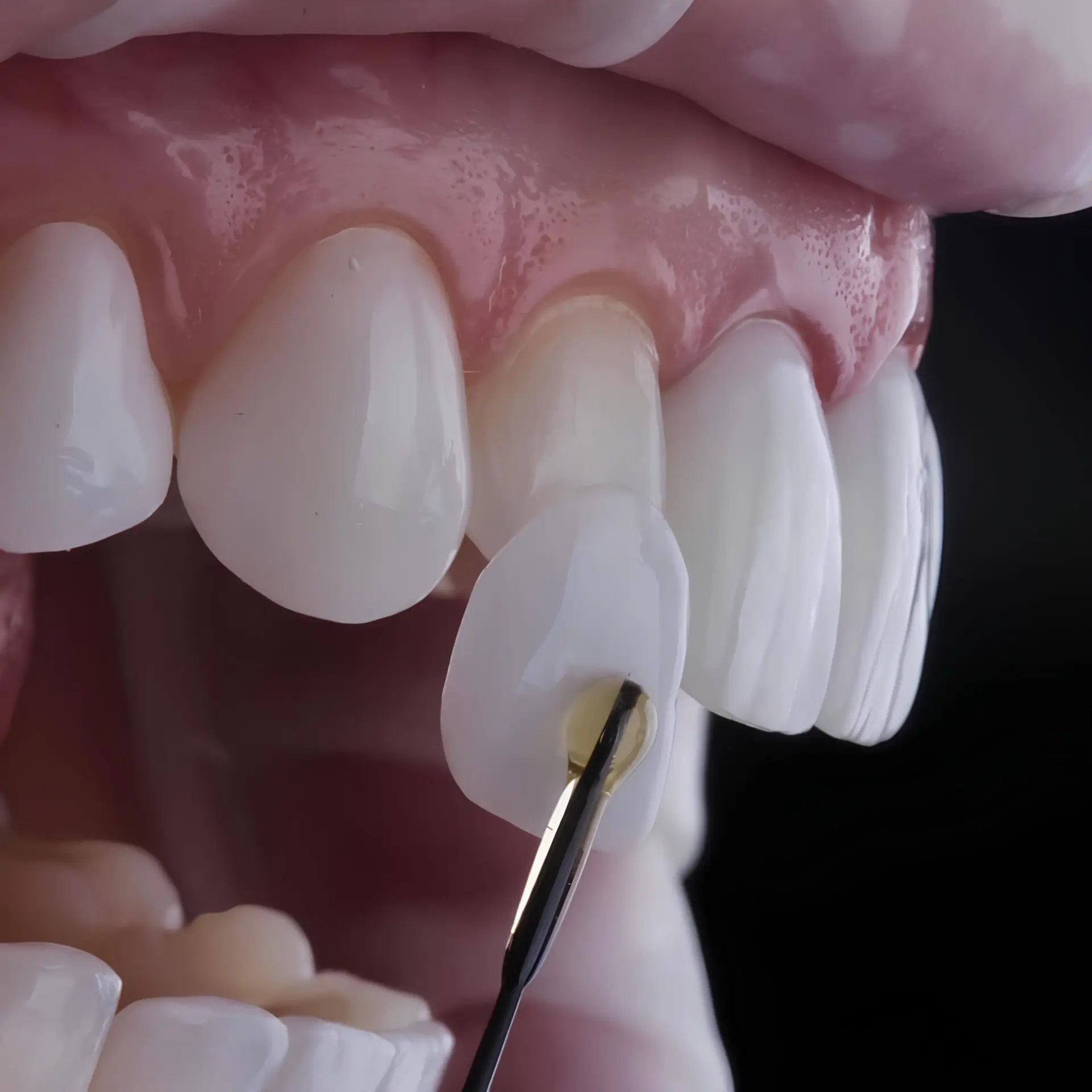نمونه نصب لمینت در یک اتاق مدرن با طراحی چوبی