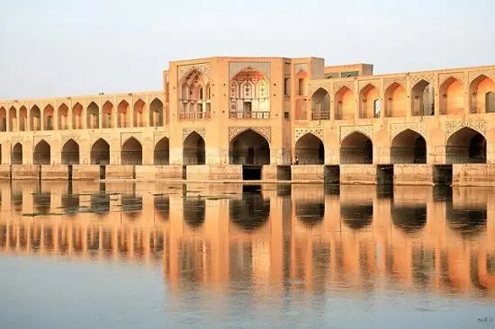 پل خواجو اصفهان با معماری زیبا و قوس‌های بلند