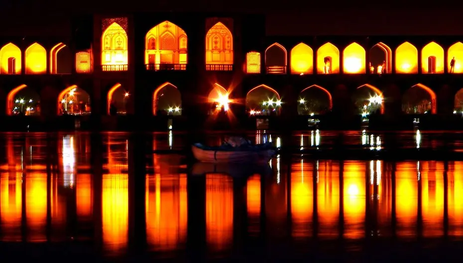 پل خواجو اصفهان با معماری سنتی و آب جاری زیر آن