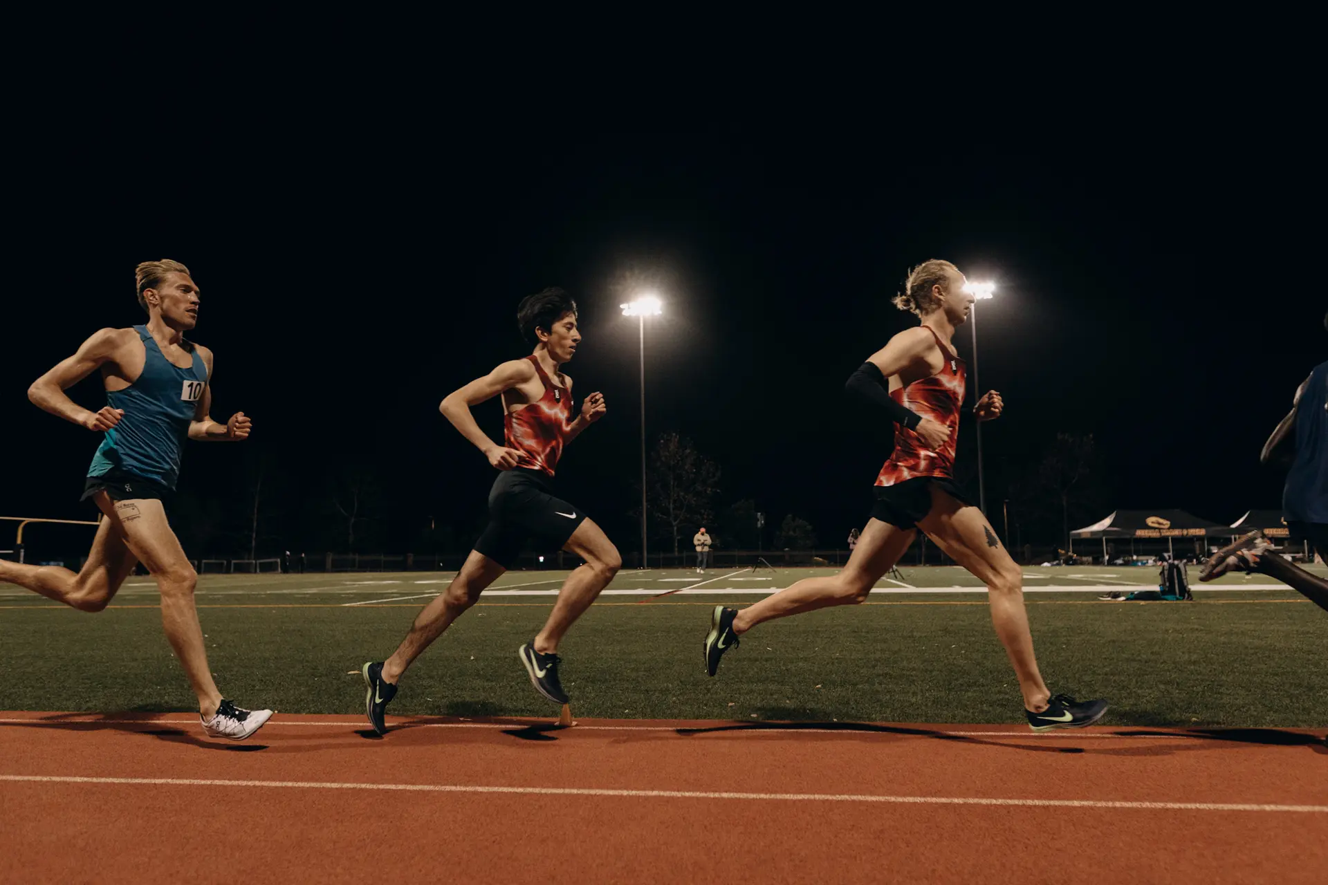 دویدگان حرفه‌ای در حال مسابقه در مسیر ۱۰ هزار متری