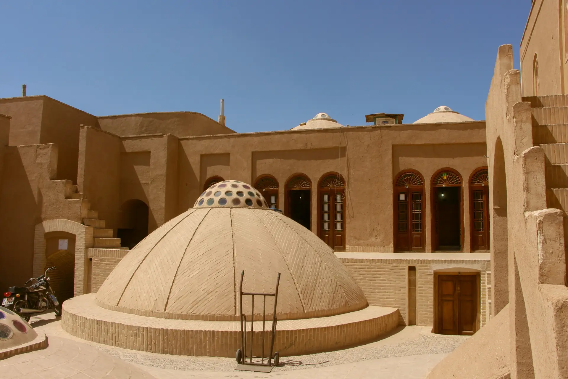 نمای معماری سنتی یزد با گچ‌کاری‌های ظریف و بادگیرهای سنتی