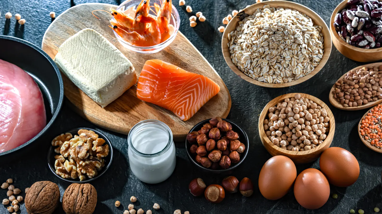 غذاهای پروتئینی مناسب برای سالمندان مانند سوپ و ماست