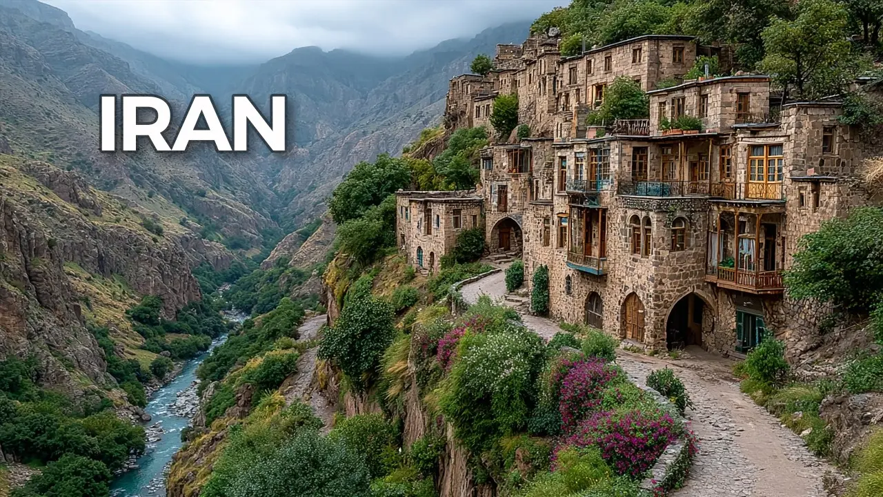 بازار سنتی یزد با معماری تاریخی و فروشگاههای محلی