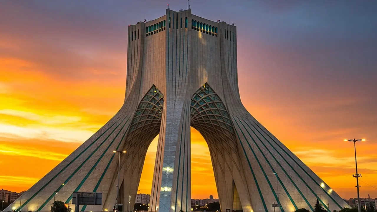 دماوند، شاه کوه ایران با برف و آسمان صاف