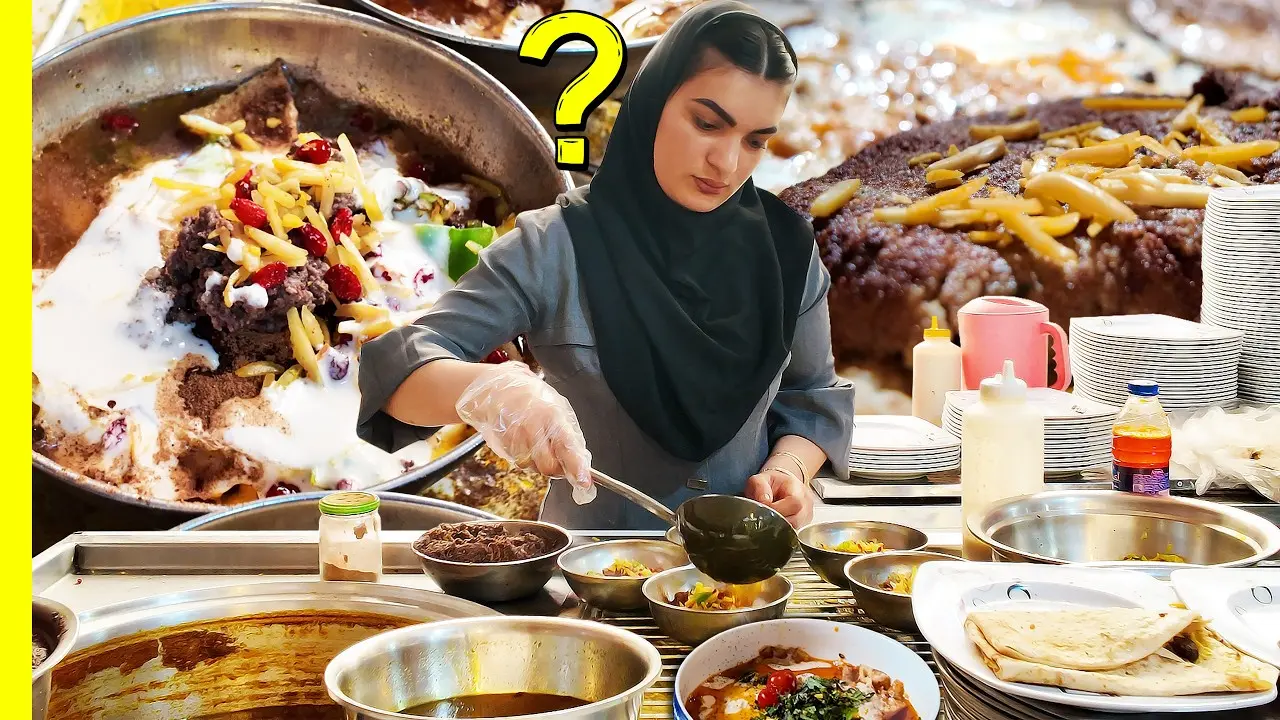 خورش ماست اصفهان با سبزیجات تازه و ماست سفید در تابه
