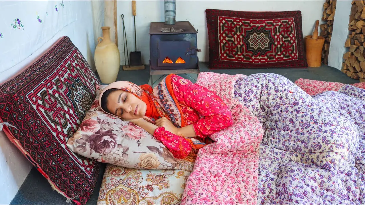 کاروانسرای تاریخی با معماری سنتی و فضاهای عمومی