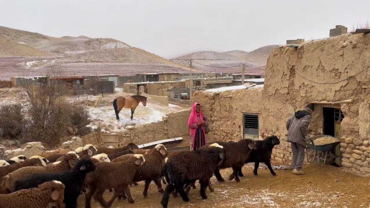 روستای تاریخی با معماری سنتی و گردشگران