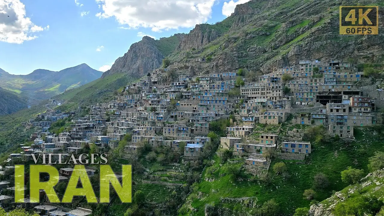 منظره روستایی اورامانات با خانه‌های سنتی و طبیعت اطراف