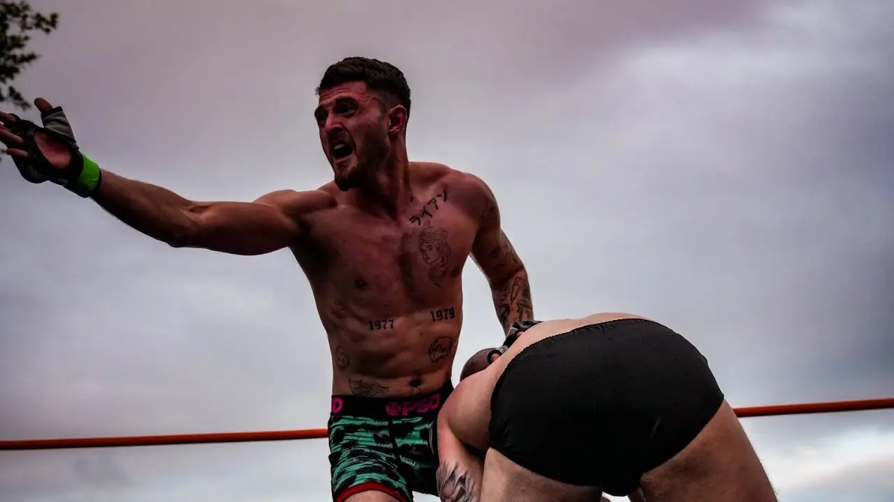 مبارزان MMA در حال آماده شدن برای مسابقه