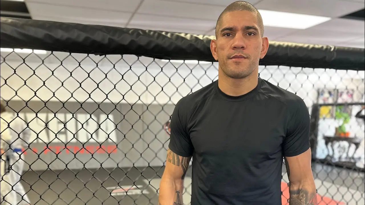 الکس پریرا در حین مراسم دریافت جایزه قهرمانی UFC