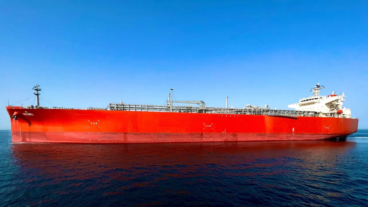 نمای نزدیک به مخازن ذخیره‌سازی نفت در کشتی با لوله‌کشی و تجهیزات فنی