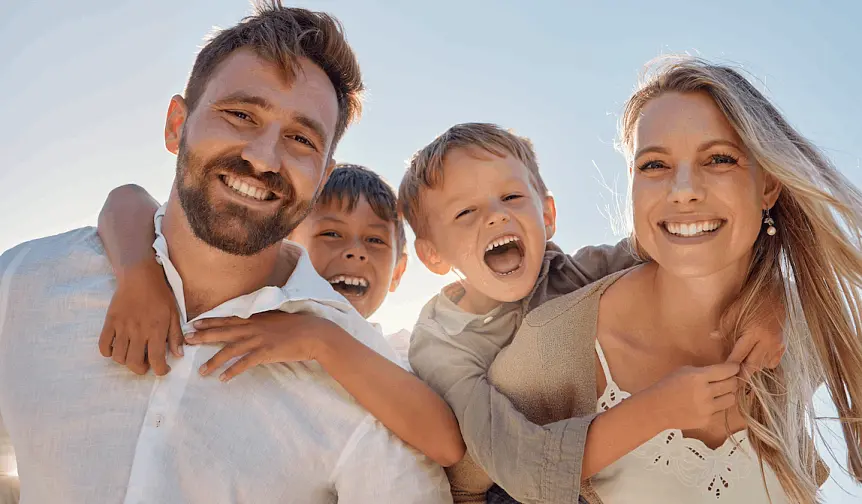 خانواده‌ای در حال گردش در شهر