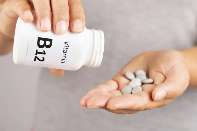 نمونهای از آزمایش خون برای بررسی سطح ویتامین B12