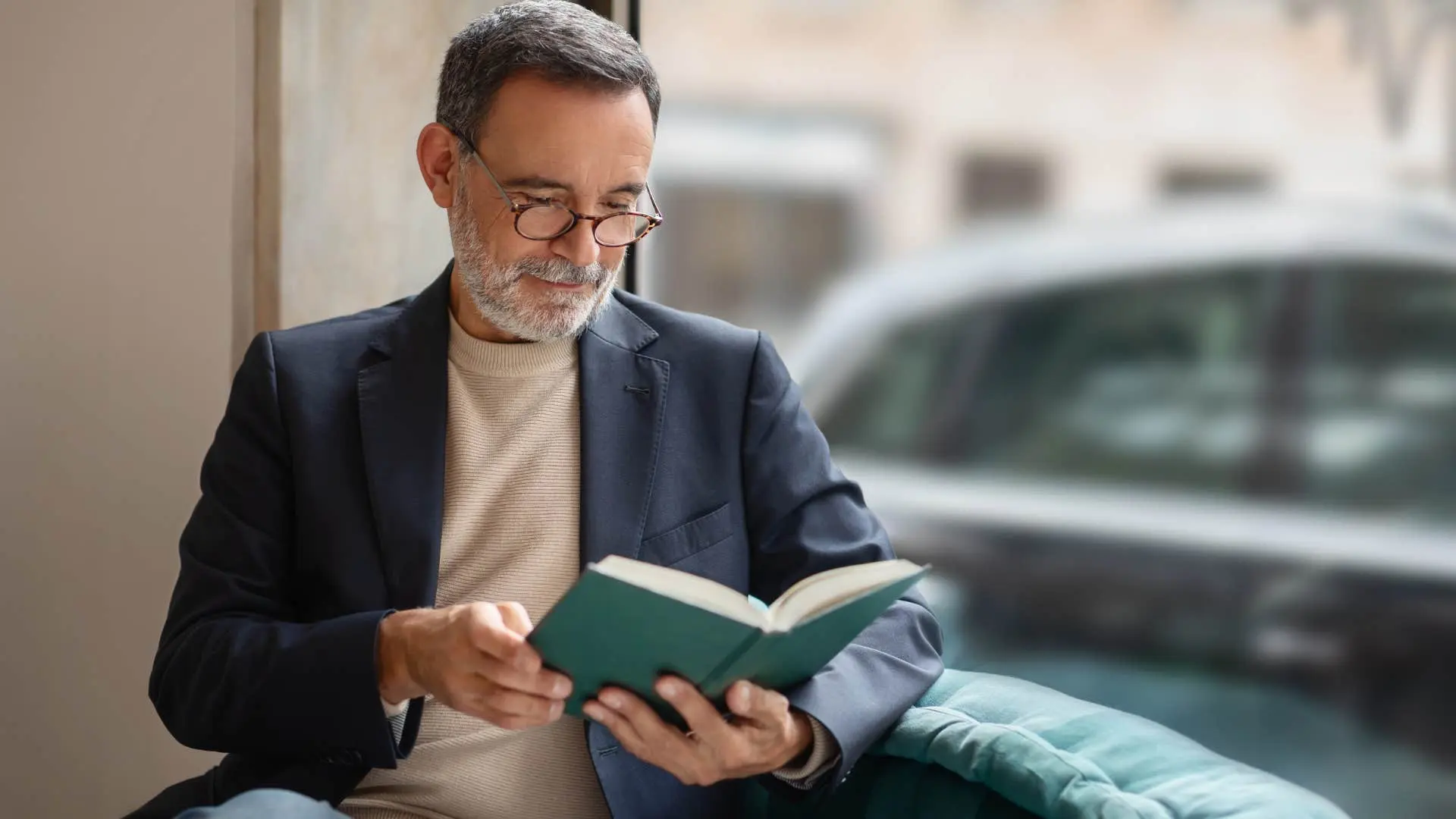 افراد مختلفی که در حال خواندن کتابهای فیزیکی هستند