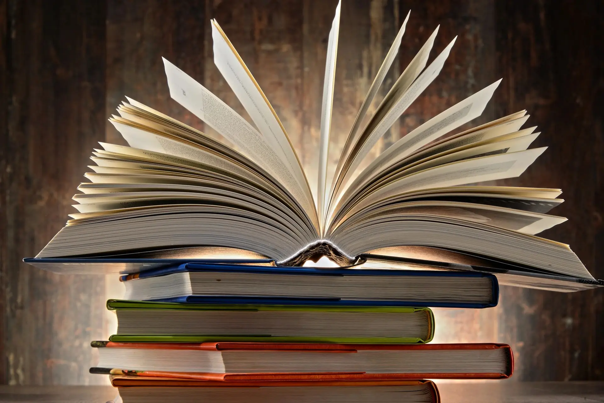 کتاب صوتی بهتر است یا کتاب متنی؛ تفاوت‌ها و نکات مهم