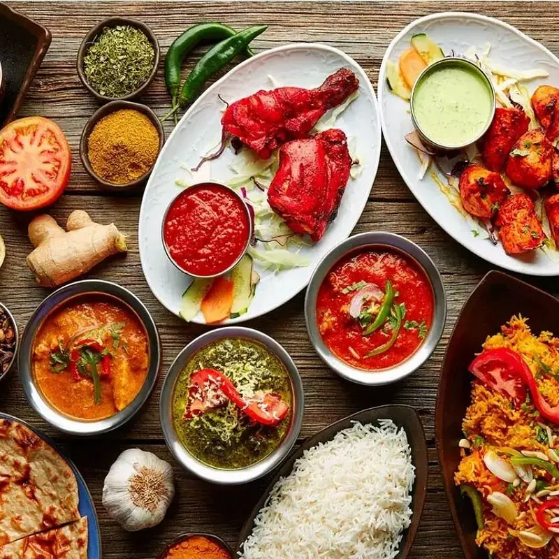 سبزیجات تازه و پخته شده در یک ظرف چینی