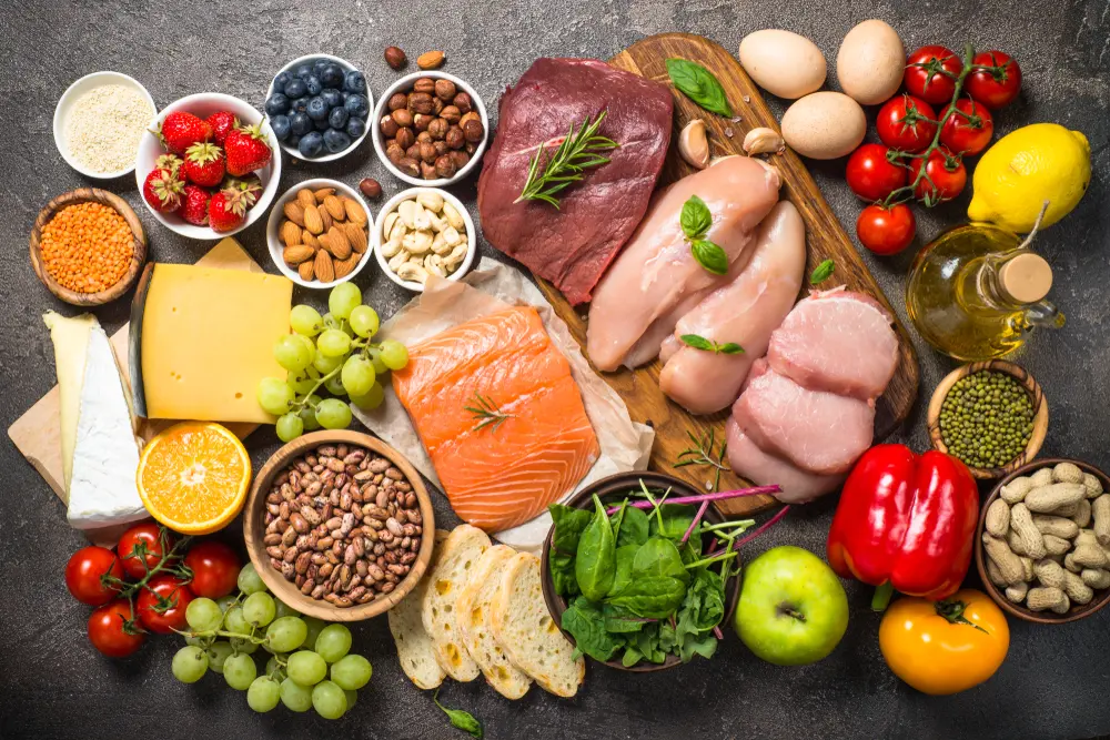 یک ورزشکار حرفه‌ای در حال نوشیدن آب برای حفظ هیدراسیون بدن