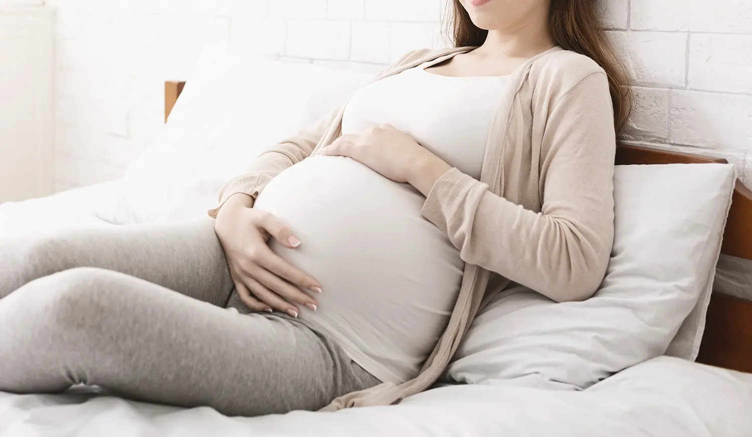 زن باردار در حال انجام آزمایش‌های پزشکی در کلینیک