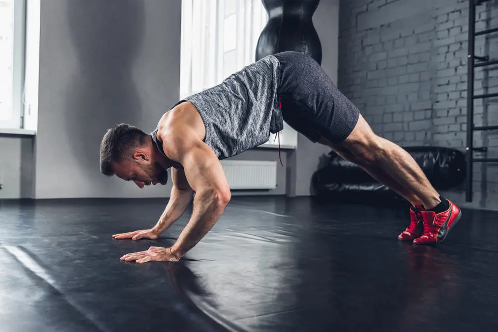 یک فرد در حال انجام تمرین push-up به عنوان مثالی از تمرین با وزن بدن